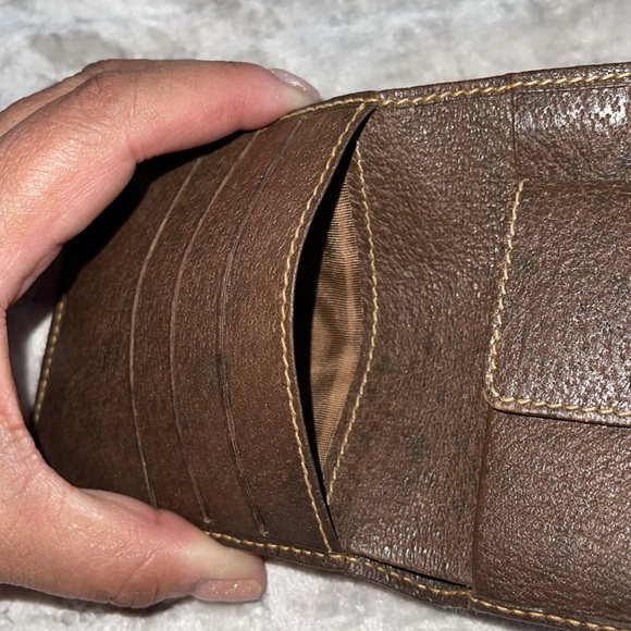 Preloved Gucci wallet good condition has some wear on folds n little on corner. - Picture 10 of 14
